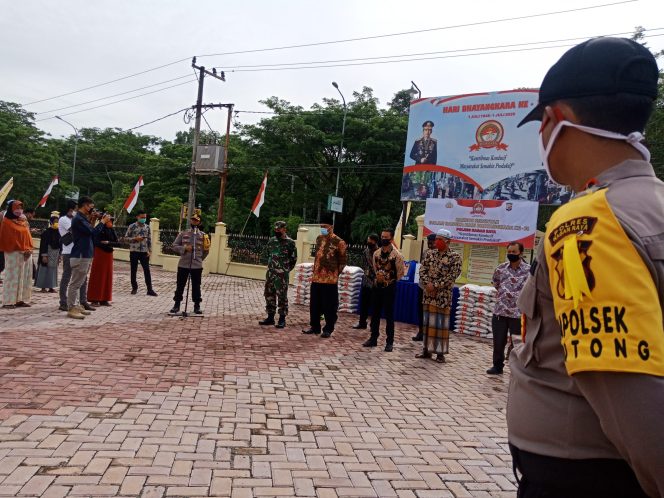 
					Kapolres Nagan Raya dan Forkompimda Serahkan Bansos Polri untuk Warga