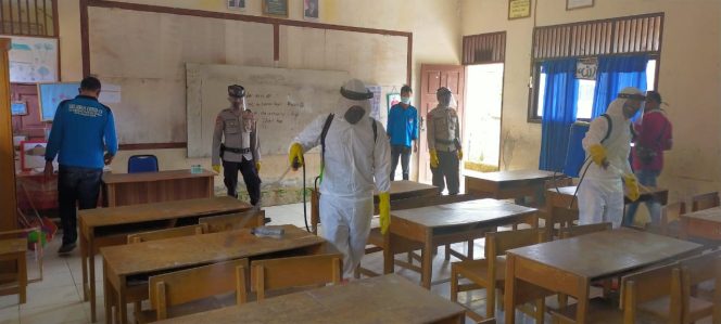 
					Jelang Sekolah Tatap Muka di Nagan, Brimob Semprot Disinfektan di Lingkungan Sekolah