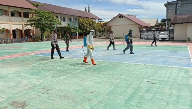 
					Senin ini Pelajar Mulai Bersekolah Brimob dan TNI Semprot Disinfektan di Seunagan