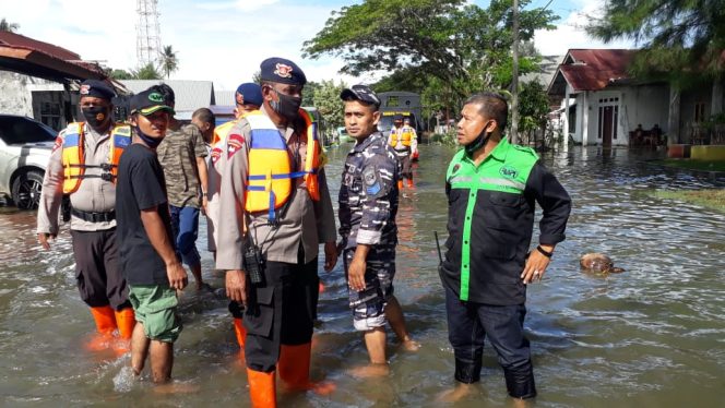 
					Air Laut Meluap di Aceh Barat, Brimob dan Tim Terpadu Bantu Evakuasi Warga