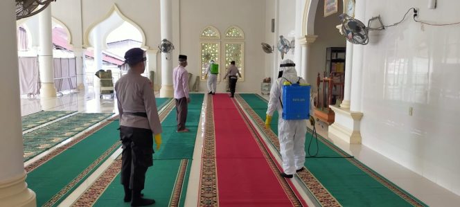 
					Brimob Nagan Raya Semprot Disinfektan ke Masjid-Masjid