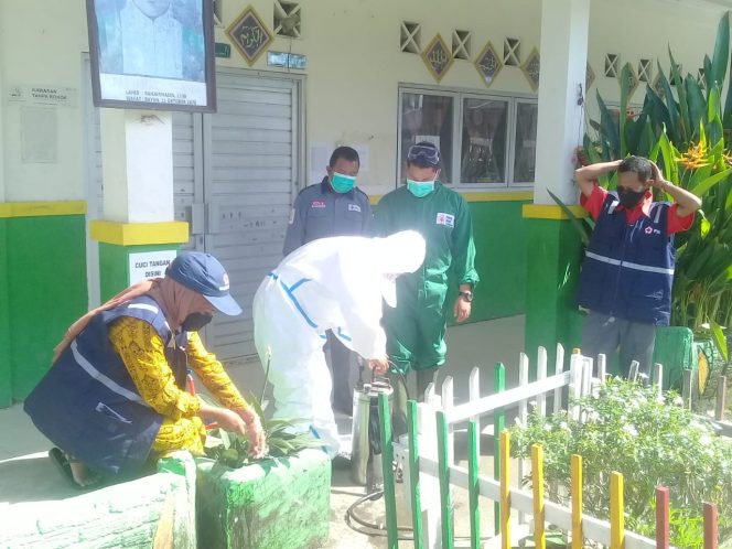 
					Antisipasi Penyebaran Covid-19, PMI Simeulue Semprot Disinfektan di 22 Sekolah