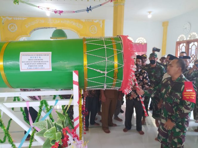 
					Usai Direnovasi, Dandim 0115/Simeulue Serahkan Beduk Berumur 106 Tahun ke Desa