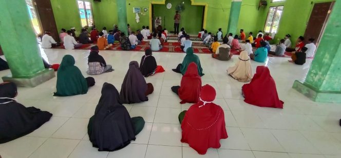 
					Kali ini Brimob Semprot Disinfektan dan Sosialisasi di Pesantren Darul Aitami dan Pelabuhan