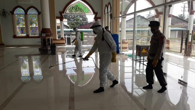 
					Satuan Brimob Polda Aceh Semprot Disinfektan Di Masjid Jamik Muko