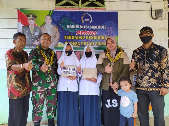 
					Kodim 0115/Simeulue Peduli Terhadap Pendidikan Anak dan Serahkan Bantuan