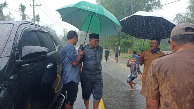
					Bupati Erhas Tinjau Banjir di Ruas Jalan Nasional