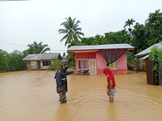 
					Personil TNI Siaga di Daerah Rawan Banjir di Aceh Jaya