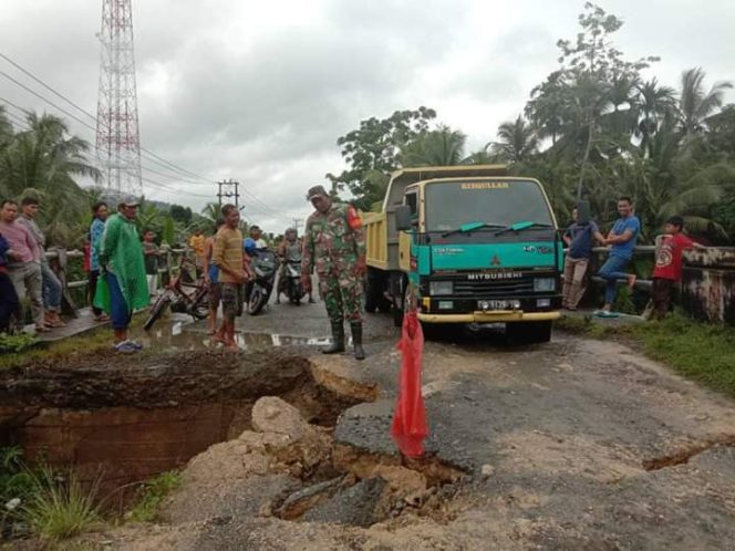 
					Butuh Perhatian Pemerintah, Jembatan Desa Kuala Makmur Rusak Parah