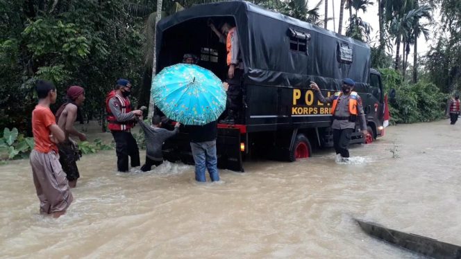 
					Barsela Aceh Diguyur Hujan Lebat, Tim SAR Brimob Evakuasi dan Patroli