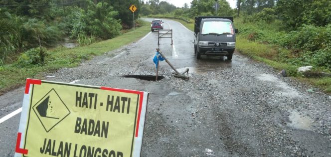 
					Hati-Hati Jalan Lintasan di Meulaboh-Tapaktuan Terdapat Lobang Besar