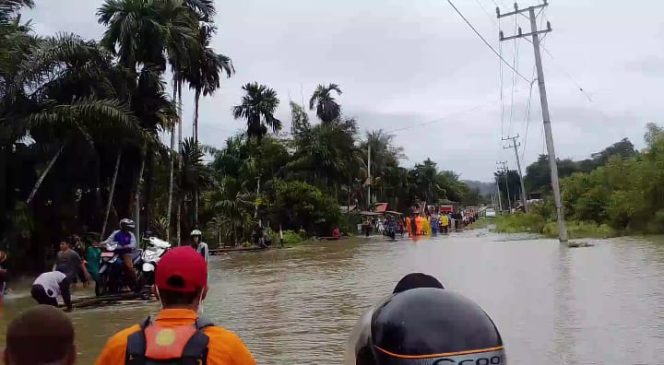 
					Banjir Mulai Hambat Akses Jalan Nasional di Simeulue