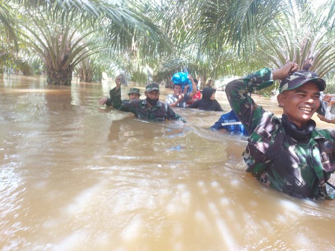 
					TNI Bersama Tim Terpadu di Aceh Jaya Selamatkan Warga Terjebak Banjir