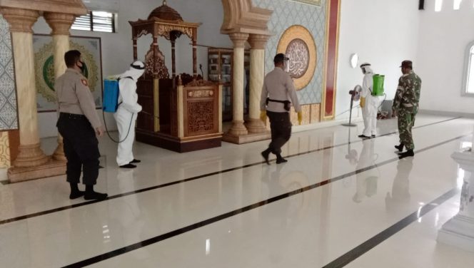 
					Sambut Idul Adha, Brimob Semprot Disinfektan di Masjid Parom