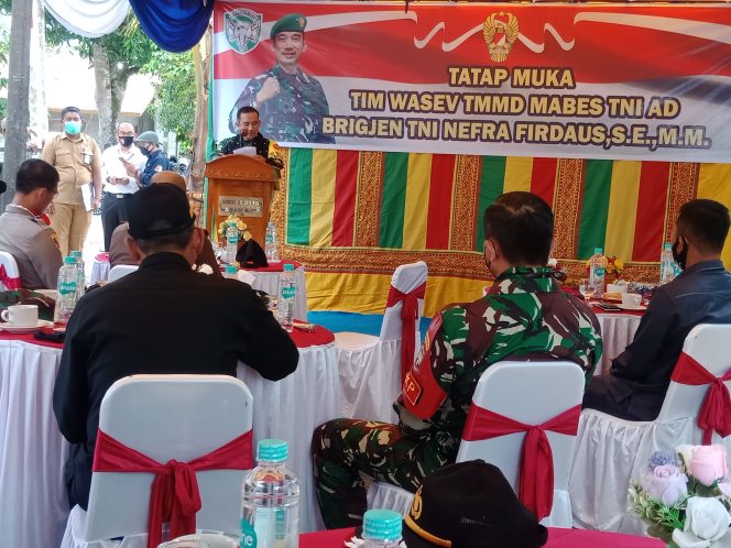 
					Kadispenad, Brigjen TNI Nefra Firdaus Keliling Lokasi TMMD di Nagan Raya