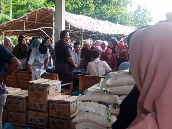 
					Abaikan Protokol Kesehatan, Emak-emak Berdesakan Serbu Pasar Murah di Nagan Raya