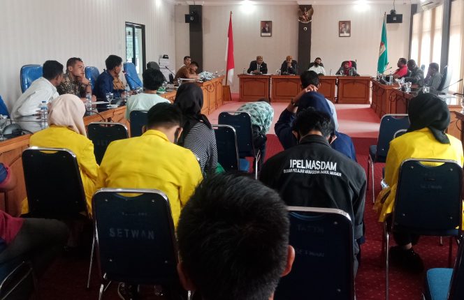 
					Kompak Masyarakat, LSM dan Mahasiswa Audensi ke DPRK Laporkan Limbah PKS
