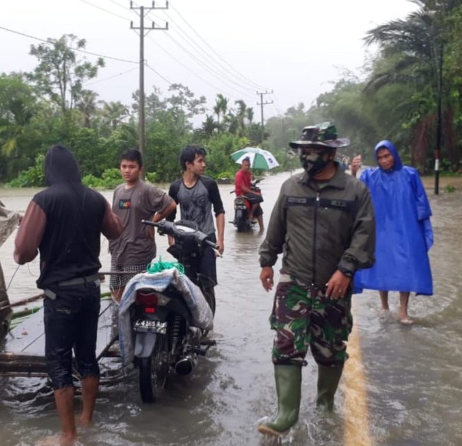 
					Kunjungi Lokasi Banjir, Dandim 0115/Simeulue Perintahkan Anggota Siaga Tanggap Bencana