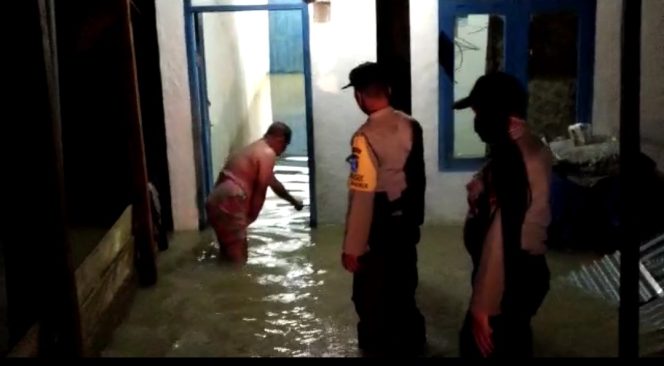 
					Hujan Lebat, Sebagian Desa Mulai Banjir, Kapolsek Darul Makmur: Kita Standby