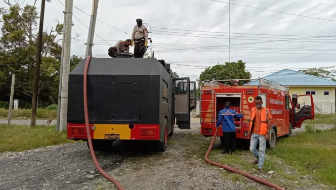 
					Brimob dan Tim Terpadu di Nagan Raya Semprot Disinfektan di Dua Desa Terpapar Covid-19