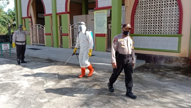 
					Cegah Penyebaran Covid, Brimob dan Tim Terpadu Semprot Disinfektan di Seunagan