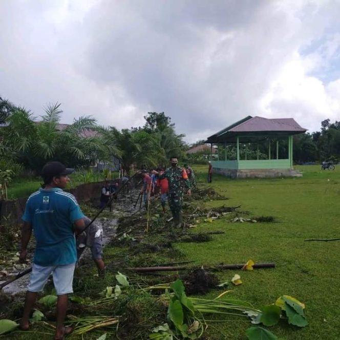 
					Jelang HUT RI, Babinsa Bersama Warga Desa Bulu Hadek Gotong-Royong