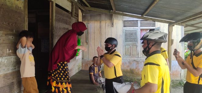 
					Bagikan Beras untuk Warga, Kapolres Simeulue Dayung Sepeda Bersama Komunitas Gowes  