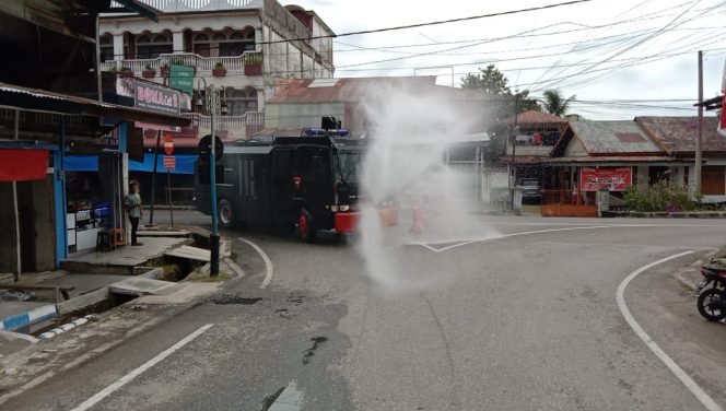
					Lawan Covid 19, Brimob Kompi 3 Batalyon C Pelopor Lakukan sosialisasi dan penyemprotan di Blangpidie