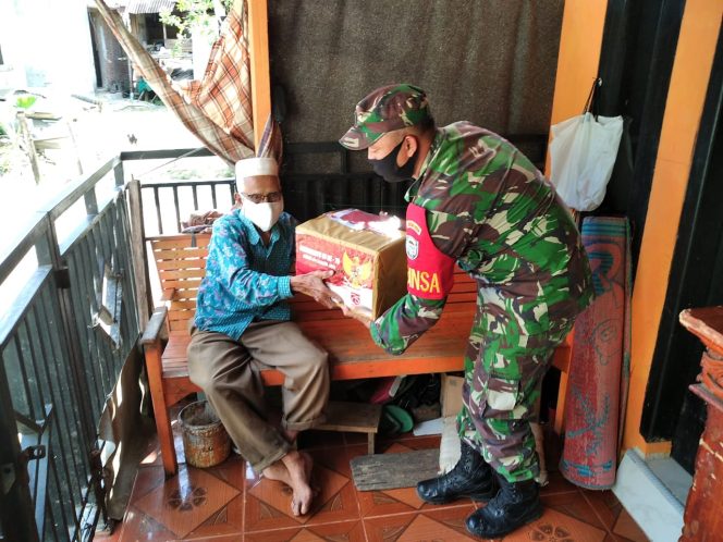 
					Dalam Rangka HUT ke 75 Anggota TNI Aceh Jaya Bagikan Paket Sembako dan Masker