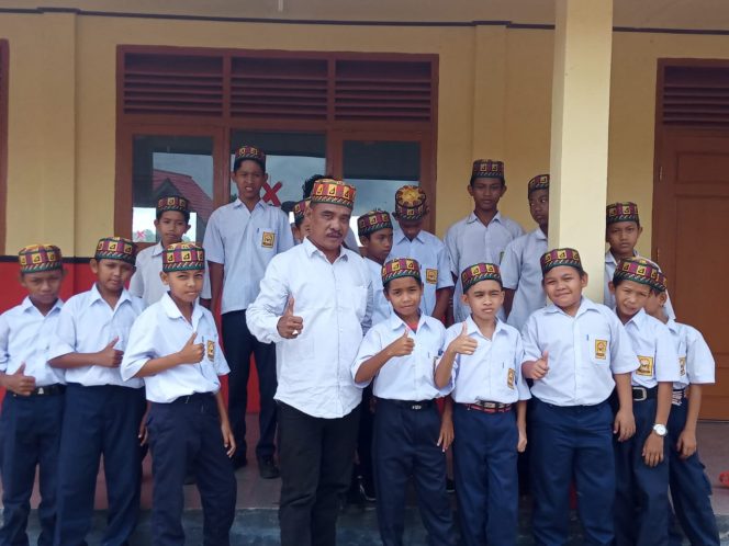 
					Guru dan Siswa SMPN 6 Kaway XVI Kompak Pakai Peci Motiv Topi Meukutop Teuku Umar