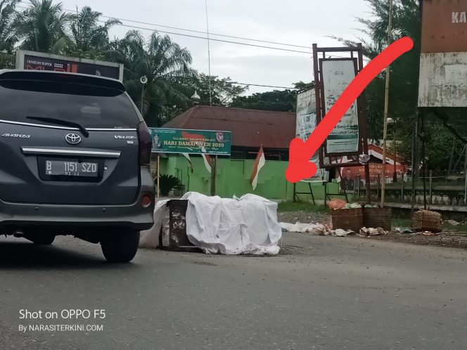 
					Rawan Kecelakaan, Jalan Kota Jeuram Kini Berlubang Hanya di Tutup Pakai Meja