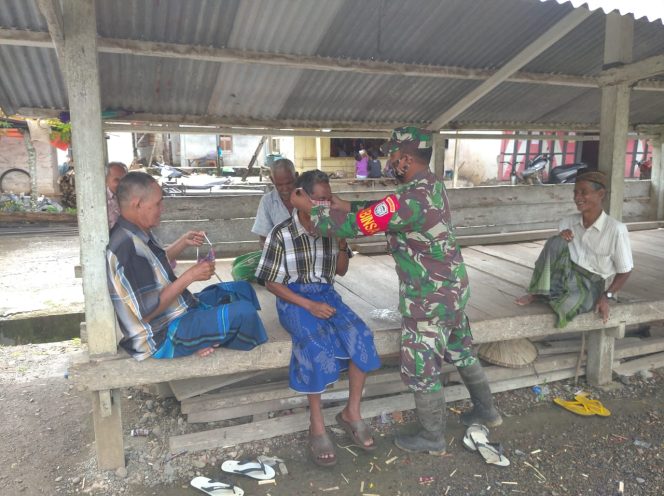 
					Kasus Covid -19 Meningkat, Babinsa Bagikan Masker untuk Warga