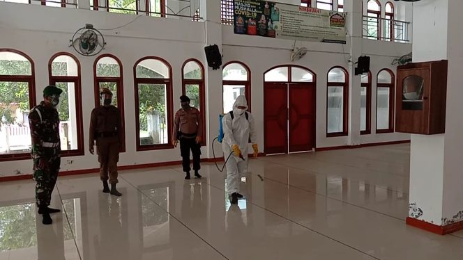 
					Kompak, dari Brimob, Kodim 0114 dan Satuan Pol-PP di Aceh Jaya semprot Masjid