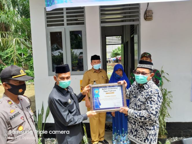 
					Rutilahu CSR PT Socfindo Seumanyam, Bupati Serahkan Kunci untuk Mbah Poniyem