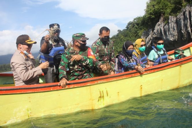 
					Didampingi Bupati, Danrem 012/TU Lepas Lobster di Perairan Lamno