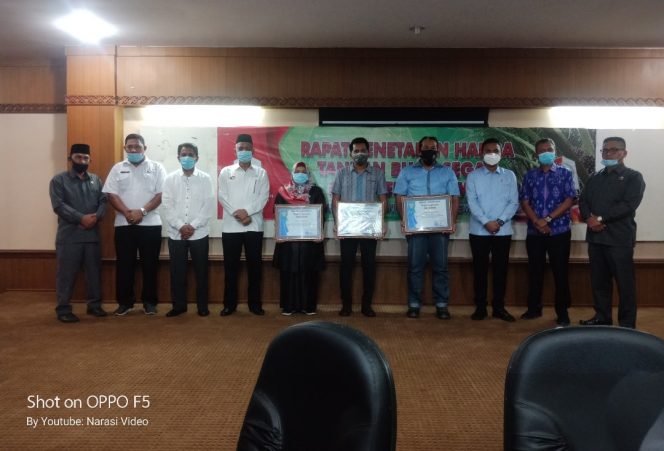 
					Salurkan Sembako Saat Pandemic, Pemkab Nagan Raya Beri Penghargaan untuk 14 Perusahaan
