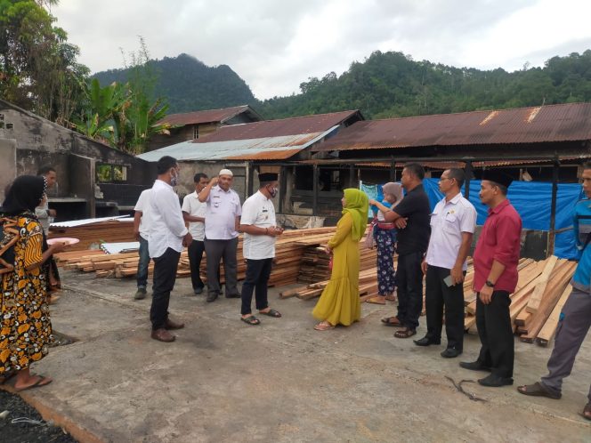 
					Bupati Aceh Jaya Antar Kebutuhan Buat Rumah Baru Bagi Penyintas Kebakaran