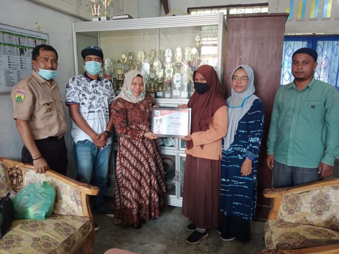 
					Puji Center Beri Piagam Penghargaan untuk Nurliana, Juara KSMO Nasional