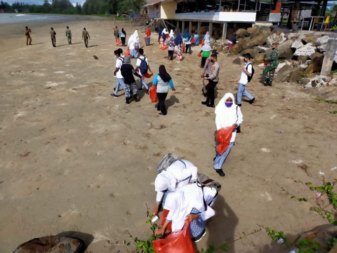 
					Ratusan Warga Karya Bakti Bersihkan Sampah Pantai Pasi Luah Calang