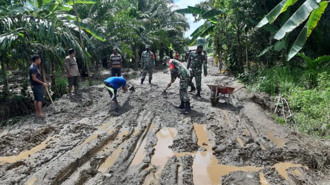 
					Warga Bintah Dibantu TNI Gotong Royong Perbaiki Badan Jalan