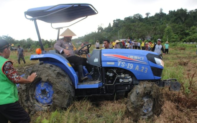 
					Kapolres Simeulue Buka Secara Seremonial Pengolahan Perdana Lahan Kebun Demplot