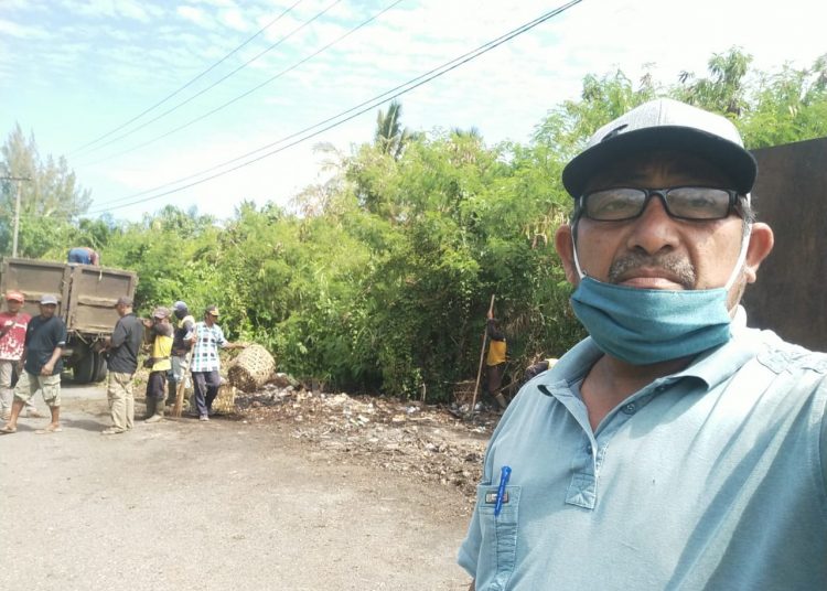 Kadis DLHK Aceh Barat Bukhari selfi pada saat pembersihan Minggu (17/7/2022) foto/ist