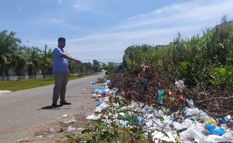 Seorang warga Meulaboh meninjau lokasi penumpukan sampah di kawasan calok, Kecamatan Johan Pahlawan Kabupaten Aceh Barat Rabu (20/7/2022)