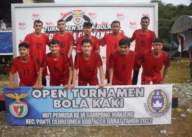 Tim Lawet FC foto bersama usai meraih kemenangan di Turnamen HUT Pemuda Gampong Manjeng, Kecamatan Pante Ceureumen, Aceh Barat Kamis (22/7/2022) foto/ Dani