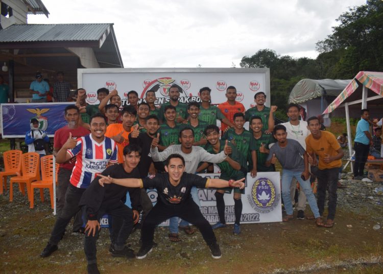 Tim Persat Tungkop FC merayakan kemenangan dengan foto bersama di Lapangan Gampong, Manjeng, Kecamatan Pante Ceureumen, Kabupaten Aceh Barat Kamis (21/7/2022) foto/ Dani
