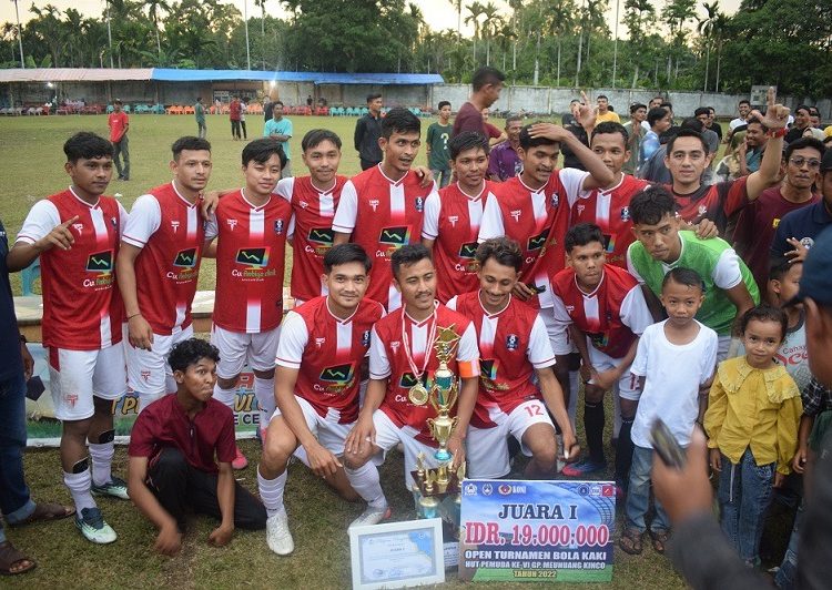 So Kira Na FC foto bersama usai meraih kemenangan juara 1 di turnamen bola kaki HUT Pemuda Gampong Kincao, Kecamatan Pante Ceureumen, Kabupaten Aceh Barat Jumat (22/7/2022)/ foto/dani