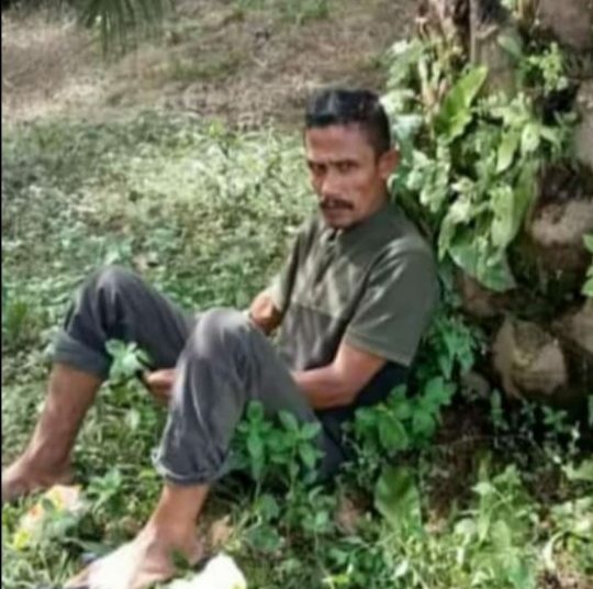 Saifuddin Warga Blang Mee, Kecamatan Woyla Timur, Kabupaten Aceh Barat terduduk di batang sawet saat ditemukan warga Jumat (29/7/2022) foto/ist