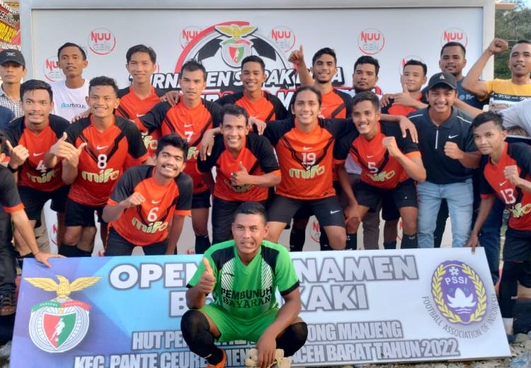 Tim PB FC Foto Bersama di Lapangan Bola Kaki HUT Pemuda Gampong Manjeng, Kecamatan Pante Ceureumen, Kabupaten Aceh Barat Minggu (7/8/2022) foto/ist