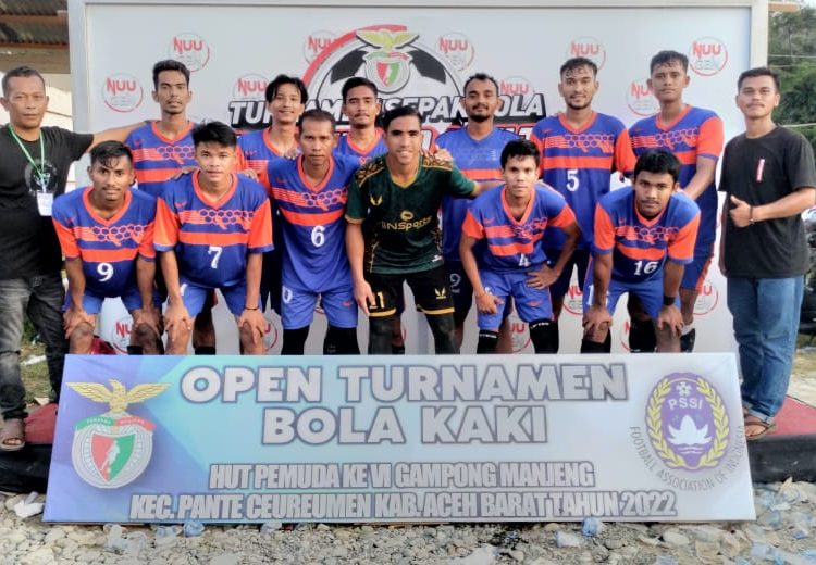 Tim Persiba Fc foto bersama di lapangan bola kaki HUT Pemuda Gampong Manjeng, Kecamatan Pante Ceureumen, Kabupaten Aceh Barat, Senin (8/8/2022) foto/ dani