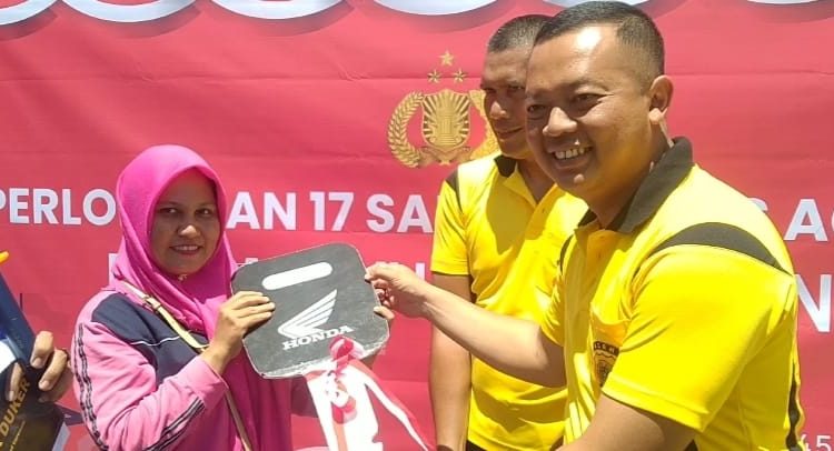 Kapolres Aceh Barat AKBP Pandji berikan hadiah utama kepada ibu Bhayangkari Polres setempat Jumat (19/8/2022) foto/dani